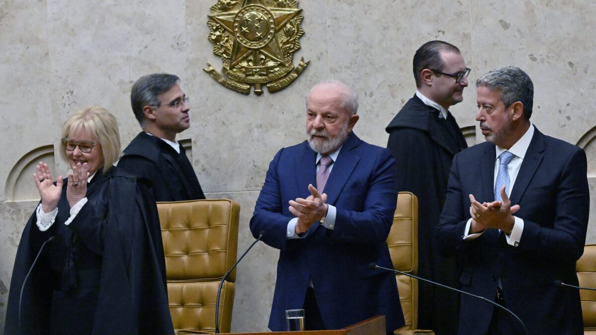 President Lula applauds at the Supreme Federal Court during the 2023 swearing-in of Justice Cristiano Zanin.